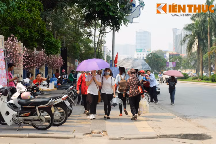 Việc trả lại vỉa hè cho người đi bộ được đông đảo người dân hưởng ứng. Thái Trinh (sinh viên đại học Lao Động Xã hội) vui vẻ chia sẻ: "Gần 1 tháng nay đường xá rộng rãi, rất sạch sẽ. Mình ủng hộ chiến dịch này và mong duy trì thật tốt, mỹ quan đô thị cải thiện, người dân hưởng lợi".