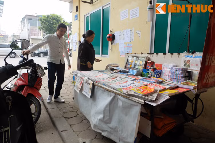 Theo yêu cầu của thành phố, đối với vỉa hè rộng từ 3,5m trở lên thì vạch vôi sẽ được kẻ rộng 2m tính từ mép nhà dân. Chấp hành yêu cầu trả lại vỉa hè cho người đi bộ, chủ sạp báo đã dọn hàng lùi sâu vào ngõ nhỏ trên phố Thái Hà. Chủ quán chia sẻ, sạp hàng đã dọn gọn lại, bán trong ngõ nhỏ được vài tuần, trước đó, sách báo phải bày vào rổ để bán.