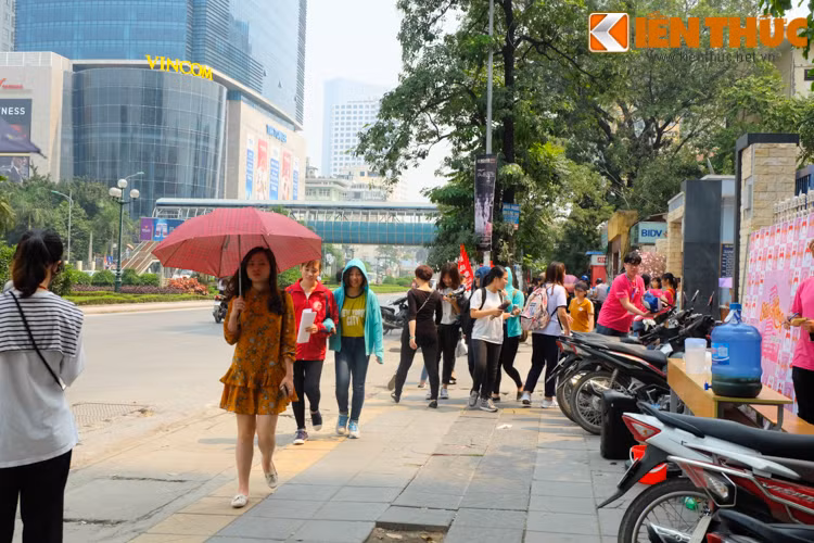 Chị Mai (chủ một hàng kinh doanh quần áo trên đường Nguyễn Chí Thanh) vui vẻ chia sẻ: "Ban đầu cũng chưa quen lắm với việc dẹp vỉa hè, nhưng khi tuân thủ các quy định cũng thấy có nhiều điều tiện lợi. Mặt tiền trước quán rộng, thoáng, cũng thu hút sự chú ý của người đi đường".