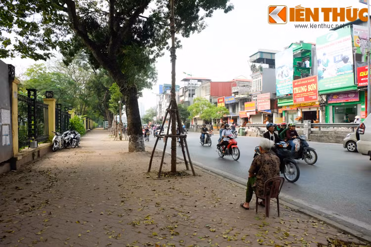Tuyến đường Lê Duẩn vốn "nóng" lấn chiếm vỉa hè, các hàng trà đá, sửa xe... "mọc" trên vỉa hè đã không còn.