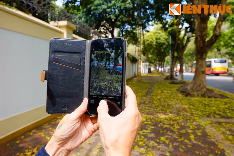 Ai đó vội vàng nán lại để ghi khoảnh khắc thơ mộng của Thủ đô.