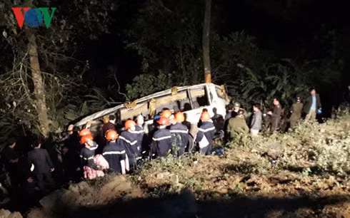 Ngày 3/3, vụ tai nạn xe khách lao xuống vực ở Lào Cai khiến 23 người thương vong gây xôn xao dư luận. Chiếc xe khách biển kiểm soát 29B – 011.22, gặp nạn tại Km 125 + 200, Quốc lộ 4D, thuộc địa phận xã Tòng Sành (huyện Bát Xát, Lào Cai). Tại thời điểm xảy ra tai nạn trên xe có 23 người, xe nằm dưới vực cách mặt đường khoảng 100m. Ảnh: VOV.