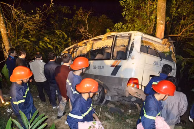 Vụ xe khách lao xuống vực đã khiến 1 người phụ nữ tử vong. 22 nạn nhân bị thương còn lại đều đã được đưa đến cấp cứu, hồi sức tại Bệnh viện Đa khoa tỉnh Lào Cai. Ảnh: VTC.