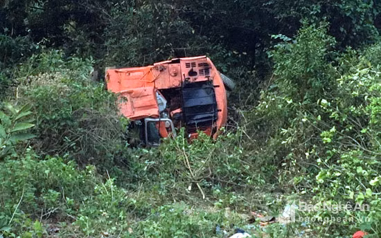 Ngày 7/4, trong lúc đang thi công trường Mầm non cho bản Piêng Vai, xã Mỹ Lý (Kỳ Sơn, Nghệ An), chiếc máy xúc lốp do anh H. V. C (sinh 1977) bỗng nhiên lao xuống vực sâu chừng 20m. Tai nạn thương tâm này đã khiến tài xế lái máy xúc tử vong tại chỗ. Ảnh: báo Nghệ An.