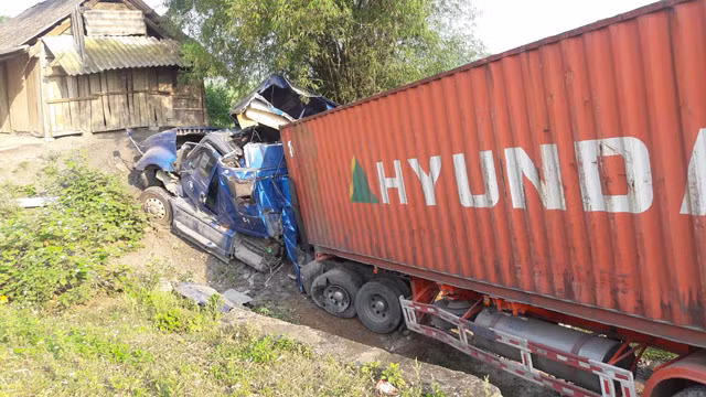 Ngày 11/4, xe container đang chạy trên QL15A đoạn qua xã Phúc Đồng, huyện Hương Khê (Hà Tĩnh) thì bị nổ lốp rồi lao xuống vực, đầu xe bẹp vỡ... Rất may, tài xe và lái phụ thoát chết. Tại hiện trường, phần cabin xe bị bẹp vỡ, hai lốp xe bị nổ. Ảnh: Dân Việt.