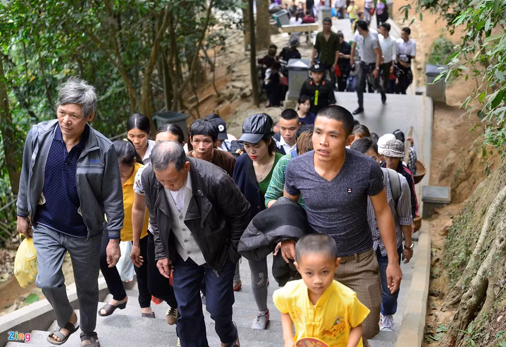 Sáng 5/4, trước chính hội đền Hùng một ngày, hàng nghìn du khách leo từ cổng chính lên đền Thượng để vãng cảnh, thắp hương.