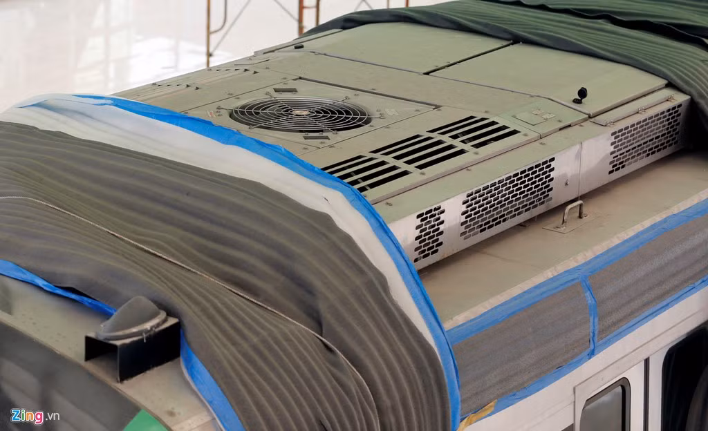 Trên nóc là hệ thống điều hòa đang bị bụi bám do quá trình xây dựng, hoàn thiện nhà ga.