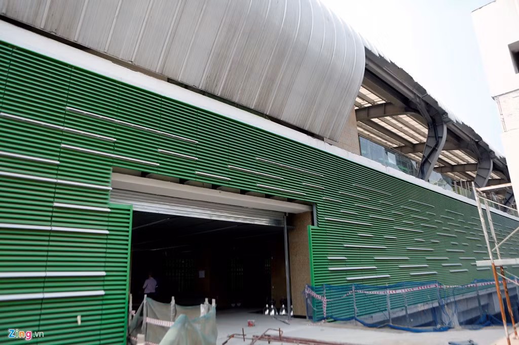 Nhà ga La Khê đang được hoàn thiện để kịp đưa vào sử dụng với tông xanh đồng bộ màu đoàn tàu. Tuy nhiên, một số ga khác lại dùng các màu vàng cam, đỏ, vàng...