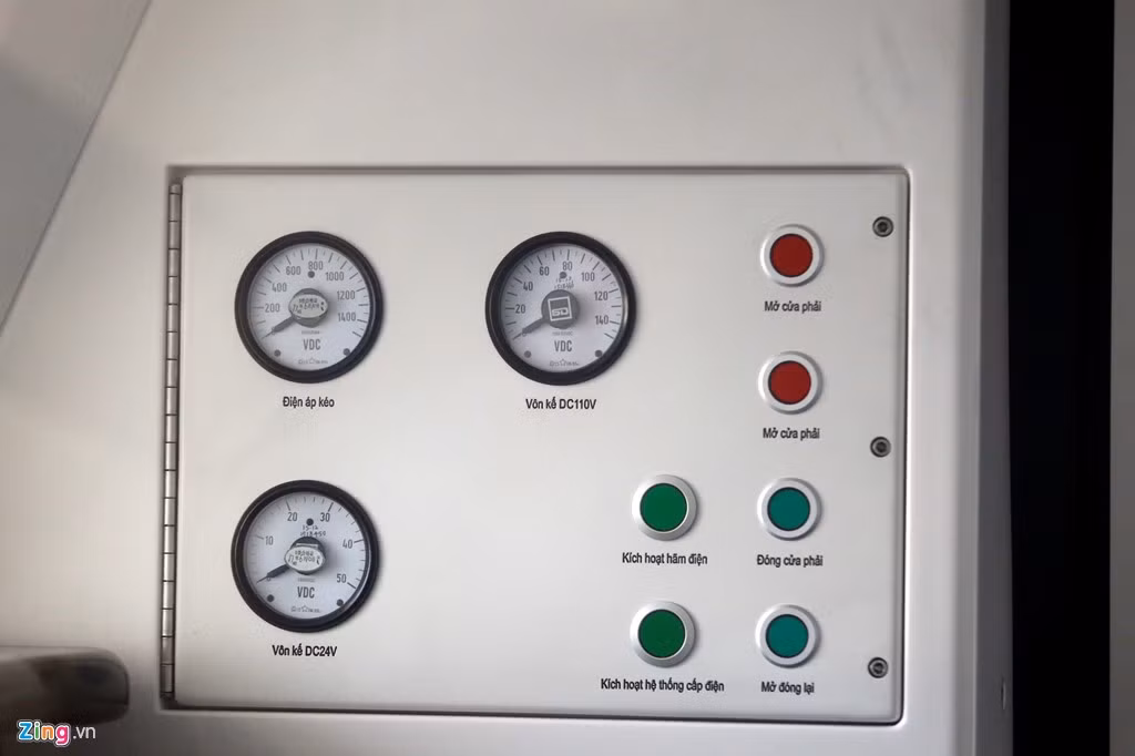 Bảng điều khiển tại toa đầu tàu.