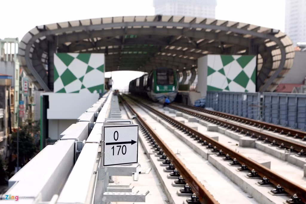 Mặt đường tàu được lắp đặt 2 làn ray cho 2 tàu chạy ngược chiều nhau. Ray tàu có khổ 1,435 m.