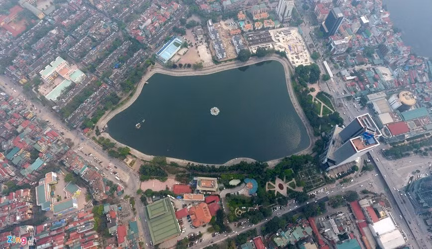 Tên cũ của địa danh này là Công viên Hồ Thành Công. Hồ Thành Công nằm ngay ngã tư, giáp các phố Láng Hạ, Huỳnh Thúc Kháng, Thành Công, Nguyên Hồng. Ảnh: Zing.