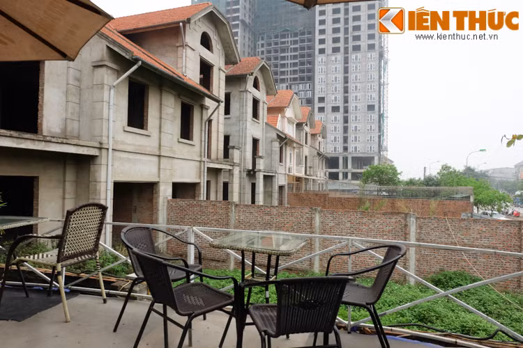 Sát cạnh quán, cả chục căn liền kề vẫn hoang tàn, tiêu điều vì không có người ở.