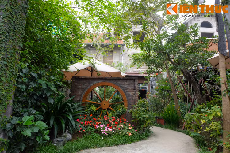 Hầu hết các căn đều có sân vườn, diện tích sử dụng rộng rãi vì thế, không khó hiểu khi nhiều người chọn thuê hoặc cải tạo biệt thự hoang thành quán cà phê vườn kinh doanh sinh lời.