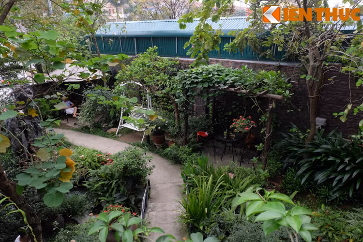 Theo anh Nguyễn Minh Giang (một người chuyên tư vấn thiết kế sân vườn): "Với những khu sân vườn rộng từ 100m2 thì chi phí cải tạo có thể lên tới cả tỷ đồng, thậm chí nhiều hơn, phụ thuộc vào ý tưởng thiết kế của người chủ. Tiểu cảnh càng khó, càng nhiều loại cây lạ, độc thì giá thành sẽ cao hơn. Tuy nhiên, ở đây có thể chi phí thuê mặt bằng sẽ rẻ hơn nhiều so với những khu vực khác".