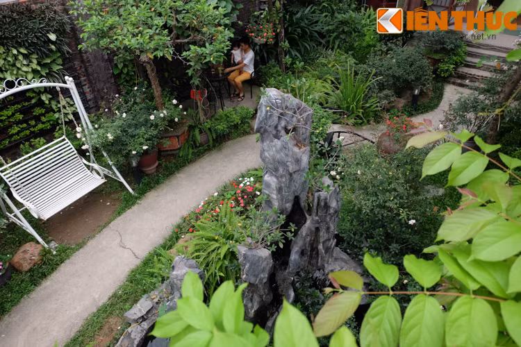 Dọc lối đi là các loại hoa, cây cảnh và tiểu cảnh non bộ với dòng suối nhân tạo.