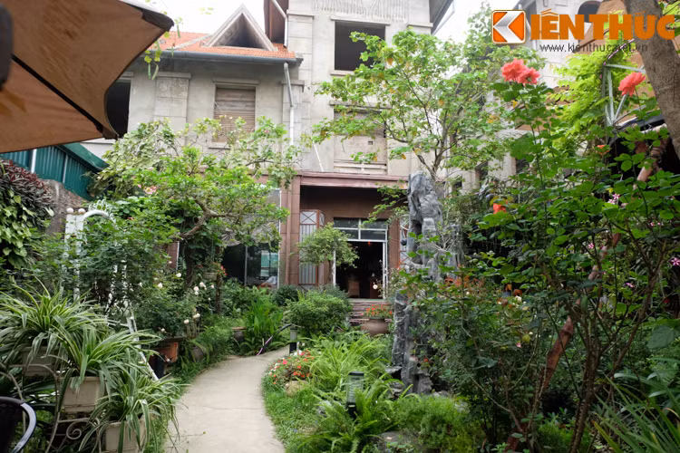 Tầng 1 và sân vườn được cải tạo làm nơi kinh doanh cà phê, tầng hai và tầng 3 vẫn để hoang.