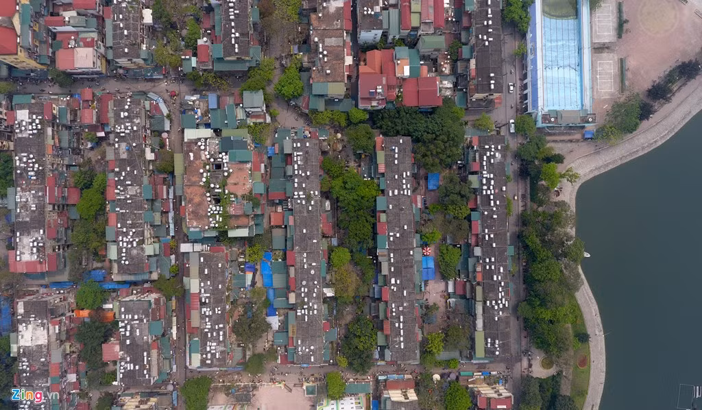 Tại hội thảo khoa học về cải tạo chung cư cũ tại Hà Nội vừa diễn ra, đại diện Công ty Cổ phần Đầu tư và Phát triển đô thị Việt Hưng để xuất UBND Hà Nội cho phép lấp 1 ha hồ Thành Công để lấy đất xây nhà tái định cư, cho các hộ dân đang sống tại chung cư Thành Công, thuộc diện cải tạo.