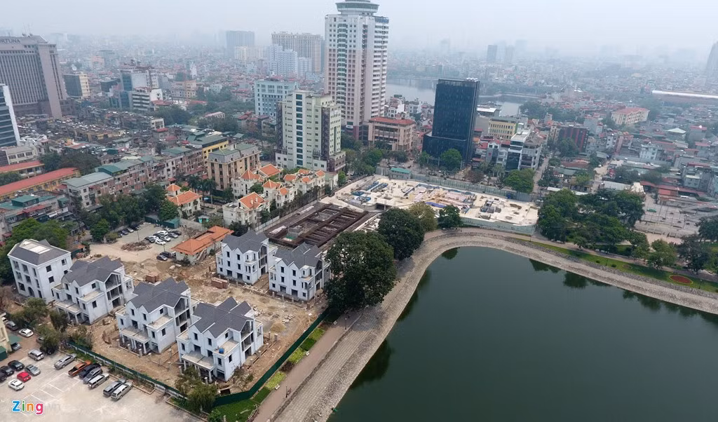 Hiện tại, một số ngôi biệt thự của một dự án bất động sản được xây lên ngay ven hồ.