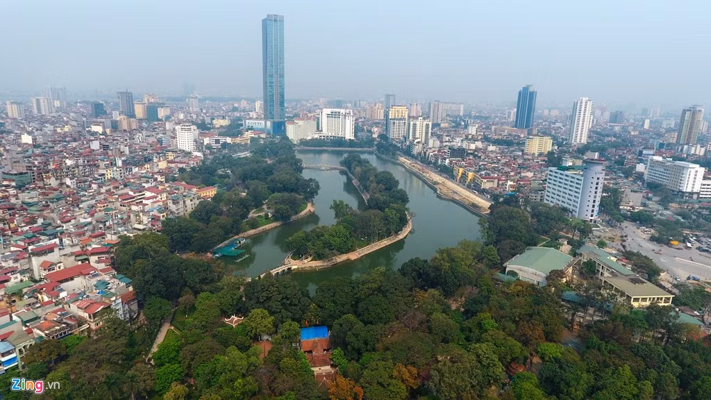 Hồ Thủ Lệ (hay Linh Lang trước đây) rộng 8,7 ha, là một trong những hồ đẹp của thủ đô, giáp hai tuyến đường Kim Mã và Nguyễn Văn Ngọc, cạnh khách sạn Daewoo, cao ốc Lotte. Giữa hồ là dải đất lớn hình oval giống giọt nước mắt, từ đó mới có cái tên Thủ Lệ, hàm ý giữ lấy giọt lệ ở bên trong.