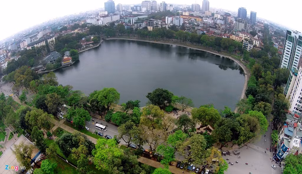 Hồ Thiền Quang được bao quanh bởi 4 con phố Nguyễn Du, Trần Bình Trọng, Trần Nhân Tông và Quang Trung. Trước đây hồ rộng, lan tới các phố Trần Quốc Toản, Yết Kiêu, Nguyễn Bỉnh Khiêm hay thông cả với hồ Bảy Mẫu. Những năm 1920-1925, hồ bị lấp dần để làm phố.