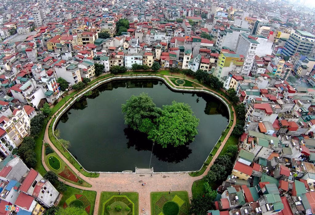 Hồ Văn (hoặc hồ Giám) trên phố Quốc Tử Giám (quận Đống Đa) đối diện khu di tích Văn Miếu. Giữa hồ có gò Kim Châu, trên gò dựng Phán Thuỷ đường (là nơi diễn ra các buổi bình văn thơ của nho sĩ kinh thành xưa). Đây vốn là một bộ phận trong công trình kiến trúc chung của Văn Miếu - Quốc tử Giám.