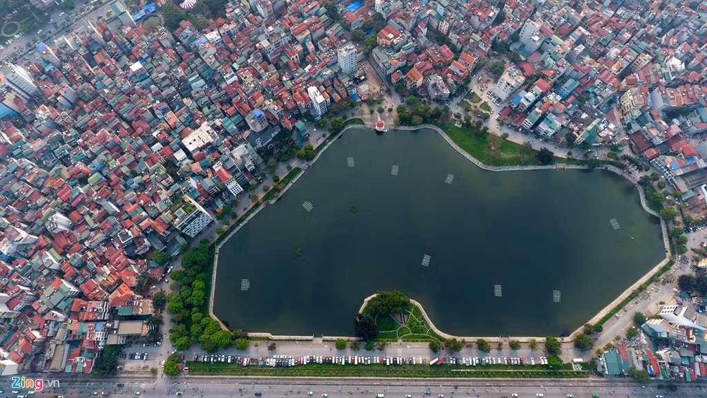 Hồ Ba Mẫu diện tích hồ nhỏ hẹp hơn hồ Bảy Mẫu, khuôn viên cây xanh cũng khá hạn chế.