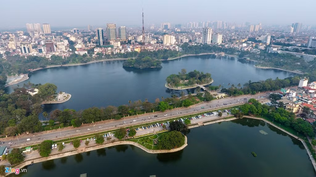 Giống như hồ Tây và hồ Trúc Bạch, hồ Bảy Mẫu và hồ Ba Mẫu cũng liền kề với nhau, được chia cắt bởi tuyến đường Lê Duẩn (quận Đống Đa).