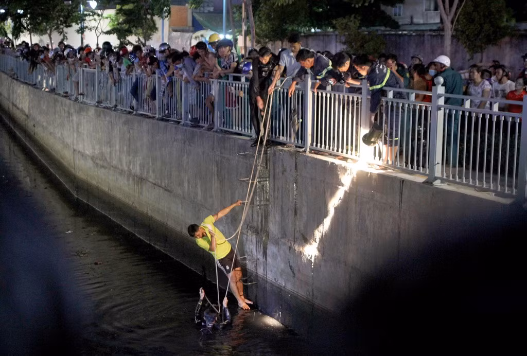 Đến khoảng 19h30, Cảnh sát đã tìm thấy thi thể thanh niên bị đuối nước và đưa lên bờ.