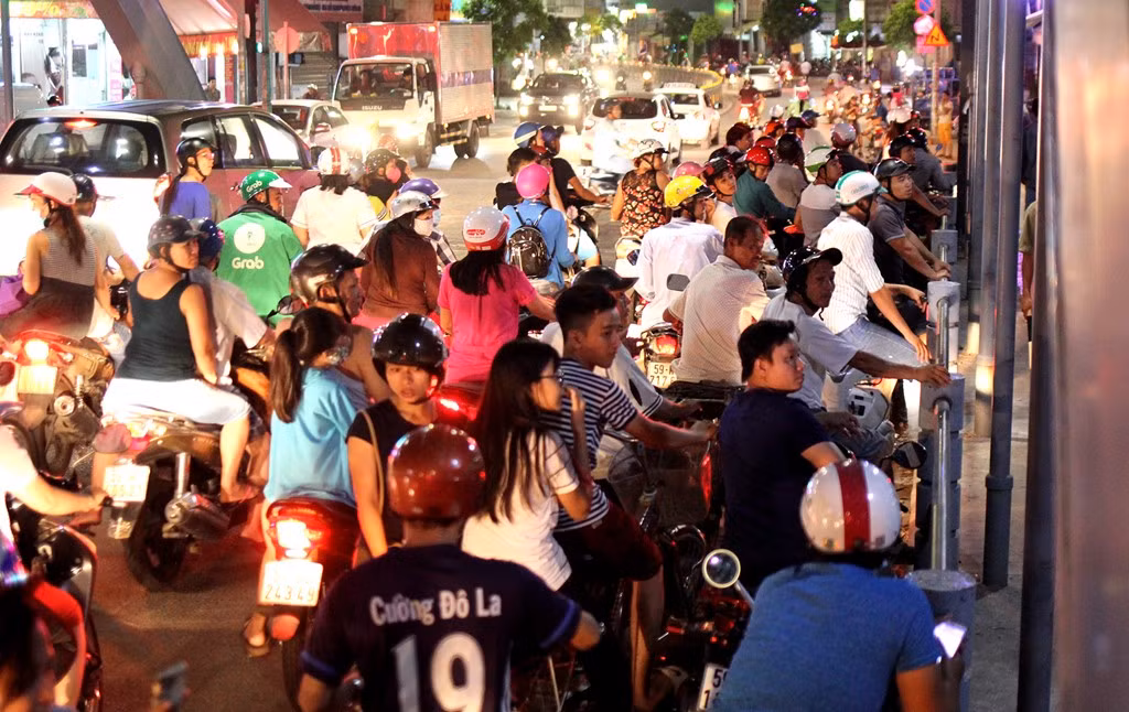 Nhiều người hiếu kỳ dừng xe ngay trên cầu Tân Hóa để theo dõi vụ việc.