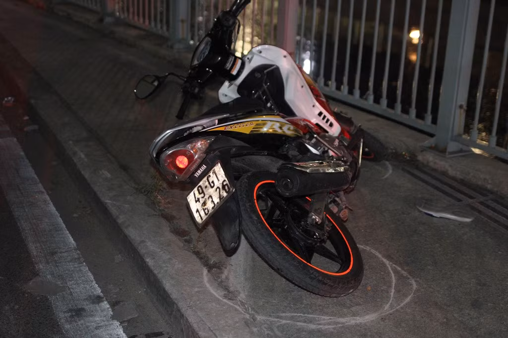 Chiếc xe của nghi can cướp giật nằm trên bờ kênh Tân Hóa, công an sau đó đã đưa về trụ sở để phục vụ công tác điều tra.