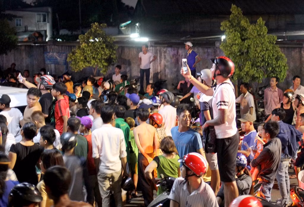 Một số khác không chen được, đứng lên yên xe máy dùng điện thoại quay lại.