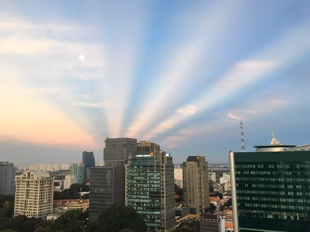 Trong ánh chiều vàng, những tia rẻ quạt chuyển nhiều màu sắc, có thể được quan sát từ nhiều vị trí của thành phố. Ảnh: Huỳnh Nga.