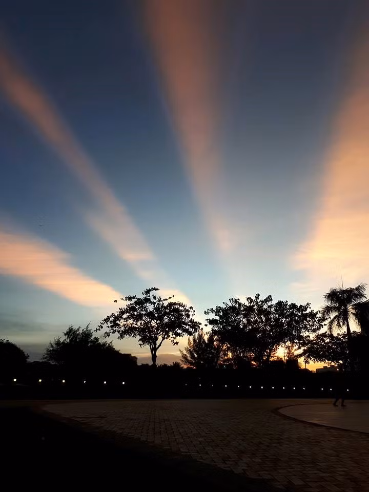 Ông Quyết kết luận đây chỉ là hình dạng mây có cấu trúc hơi "đặc biệt", nhưng không phải là dấu hiệu hiện tượng thời tiết nguy hiểm mà thời tiết vẫn bình thường, ít khả năng mưa, ngày nắng. Ảnh: Jess Hồ.