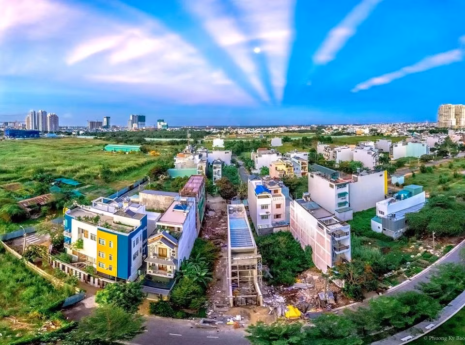 Chiều ngày 9/4, những tia nắng hình rẻ quạt xuất hiện bất ngờ trên bầu trời Sài Gòn, và lưu lại thời gian khá lâu. Ảnh: Phương Kỳ Bảo.