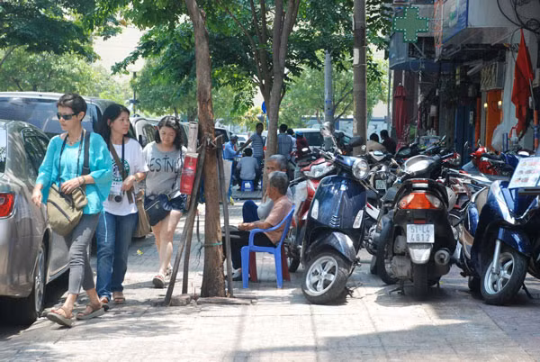 Anh: Xe ngoai giao, bien xanh “tai chiem” via he quan 1