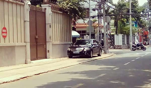 Một xe ô tô 4 chỗ biển xanh 80B đậu trên vỉa hè Tú Xương.