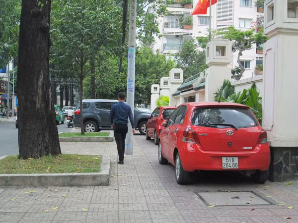 Ngoài quận 1, quận 3 cũng bị tái chiếm vỉa hè.