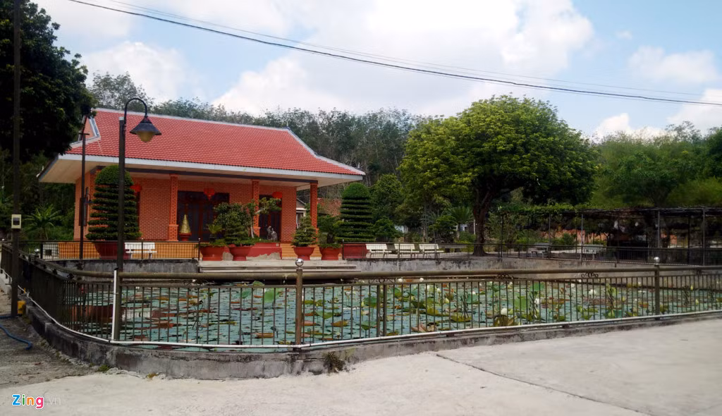 Hồ sen nuôi trồng thủy sản bên trong biệt phủ.