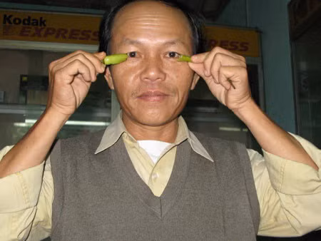 "Vua" ớt tâm sự rằng khi ăn ớt anh không cảm thấy cay mà chỉ như ăn khoai lang sống. Ảnh: Dân Việt.