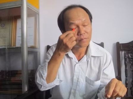 Ăn hết 1 quả ớt đã là khó với nhiều người nhưng với dị nhân Bùi Ngọc Vinh (ngụ tại TP Huế) thì cả kg ớt cũng không làm khó anh. Phát hiện ra khả năng ăn nhiều ớt mà không hề hấn gì từ khi còn nhỏ, anh Vinh trở nên nổi tiếng nhờ tài ăn cả kg ớt, tắm trong ớt mà không hề hấn. Tại Festival Huế 2006, với màn diễn giã nhỏ những trái ớt tươi rồi chà khắp cơ thể và mắt, anh Vinh đã làm nhiều người trố mắt, sửng sốt. Năm 2007, tại Đà Nẵng, anh Bùi Ngọc Vinh biểu diễn thành công màn tắm trong nước ớt. Ảnh: ĐSPL.