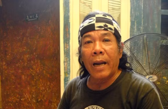 Võ sư Quốc Cường (quê ở Bình Định) đã từng được biết đến với những màn biểu diễn thót tim như nuốt rắn lục, đùa giỡn với rắn hổ mang... Người đàn ông này có thói quen ăn uống khá lạ. Ngày nào không được nhai bóng đèn thì ông cảm thấy rất thèm. Chiếc bóng đèn neon chỉ cần bóp nát là võ sư này có thể bỏ vào miệng nhai rôm rốp. Ông cho biết, thói quen ăn bóng đèn như một món tráng miệng có từ năm 30 tuổi. Mỗi ngày ăn 2 bóng, sau 25 năm thì số lượng bóng đèn lên đến mười mấy ngàn cái. Ảnh: Đất Việt.