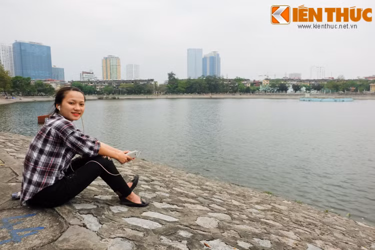 Cô gái sinh viện ĐH Giao thông vận tải vẫn thường xuyên ngồi hóng mát ở hồ Thành Công vì nhà ở gần đây. "Nếu lấp hồ thì quả thật rất đáng tiếc". - cô chia sẻ.