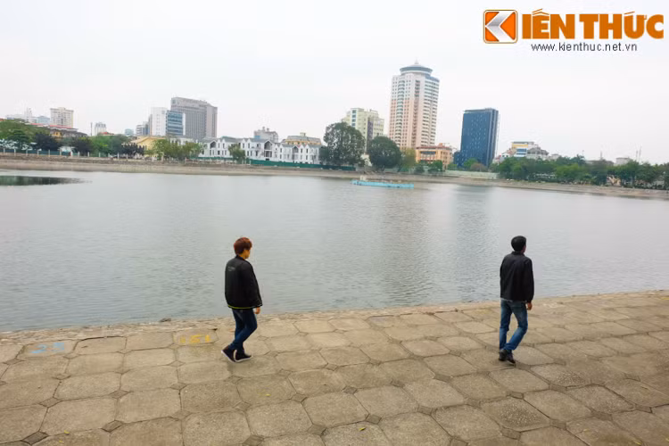 Hồ được kè đá và cải tạo trong xanh, sạch.