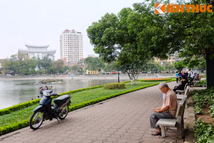 Trao đổi với Kiến Thức, ông Đặng Hùng Võ, nguyên Thứ trưởng Bộ Tài Nguyên và Môi trường khẳng định: "Diện tích mặt nước ở Hà Nội đã bị lấy đi quá nhiều, diện tích còn lại không đủ để chứa nước khi có lượng mưa lớn đổ xuống. Vì thế không thể tiếp tục lấp dù chỉ 1mm diện tích mặt nước ở hồ Thành Công".