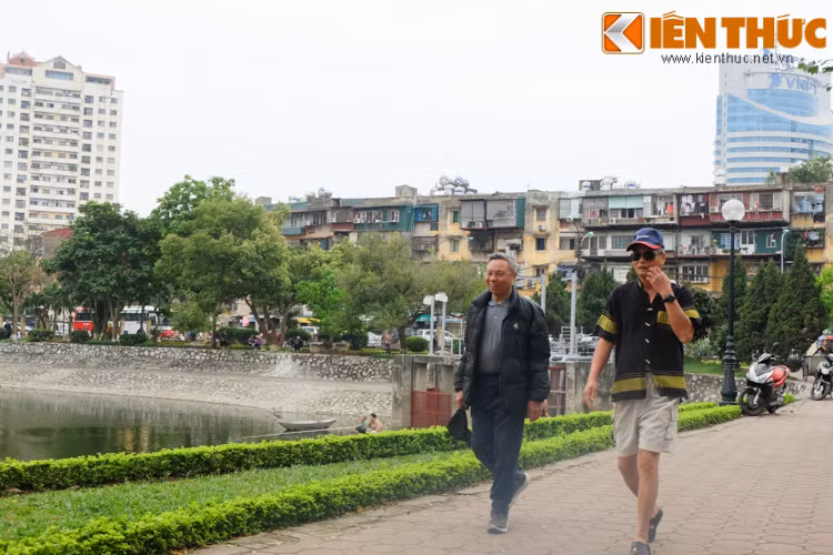 Quanh hồ là nhiều khu nhà xuống cấp nghiêm trọng, phải di dời khẩn cấp cách đây một năm.