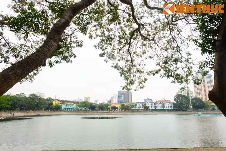 Diện tích mặt nước của hồ Thành Công gần 6ha. Nhờ cảnh quan đẹp, hồ Thành Công là điểm đến yêu thích của nhiều người dân Thủ đô.