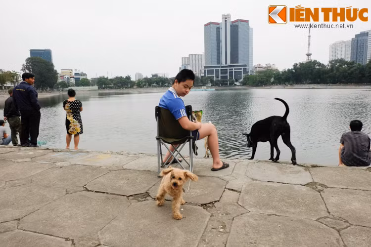 Hồ nước mát cũng là nơi chơi đùa của nhiều cậu bé cùng gia đình.