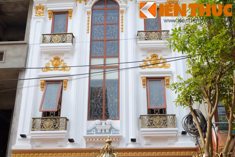 Để lấy sáng cho ngôi nhà màu trắng độc đáo này, gia chủ đã sử dụng hệ cửa kính, bên trong là các khung cửa sổ uốn với nhiều họa tiết khác nhau.