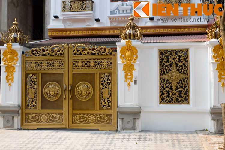 Các chi tiết ở cổng, tường đều "ăn rơ" với các chi tiết ở cửa sổ, ban công.