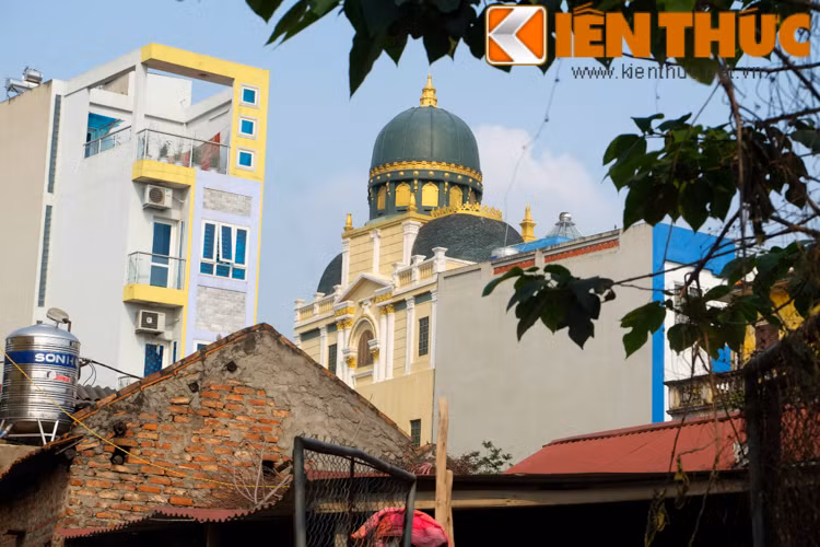 Nhìn từ xa, phần mái của căn biệt thự khác biệt so với rất nhiều công trình khác, gợi nhớ đến thiết kế lâu đài gà vàng đình đám ở Cầu Giấy - Hà Nội.